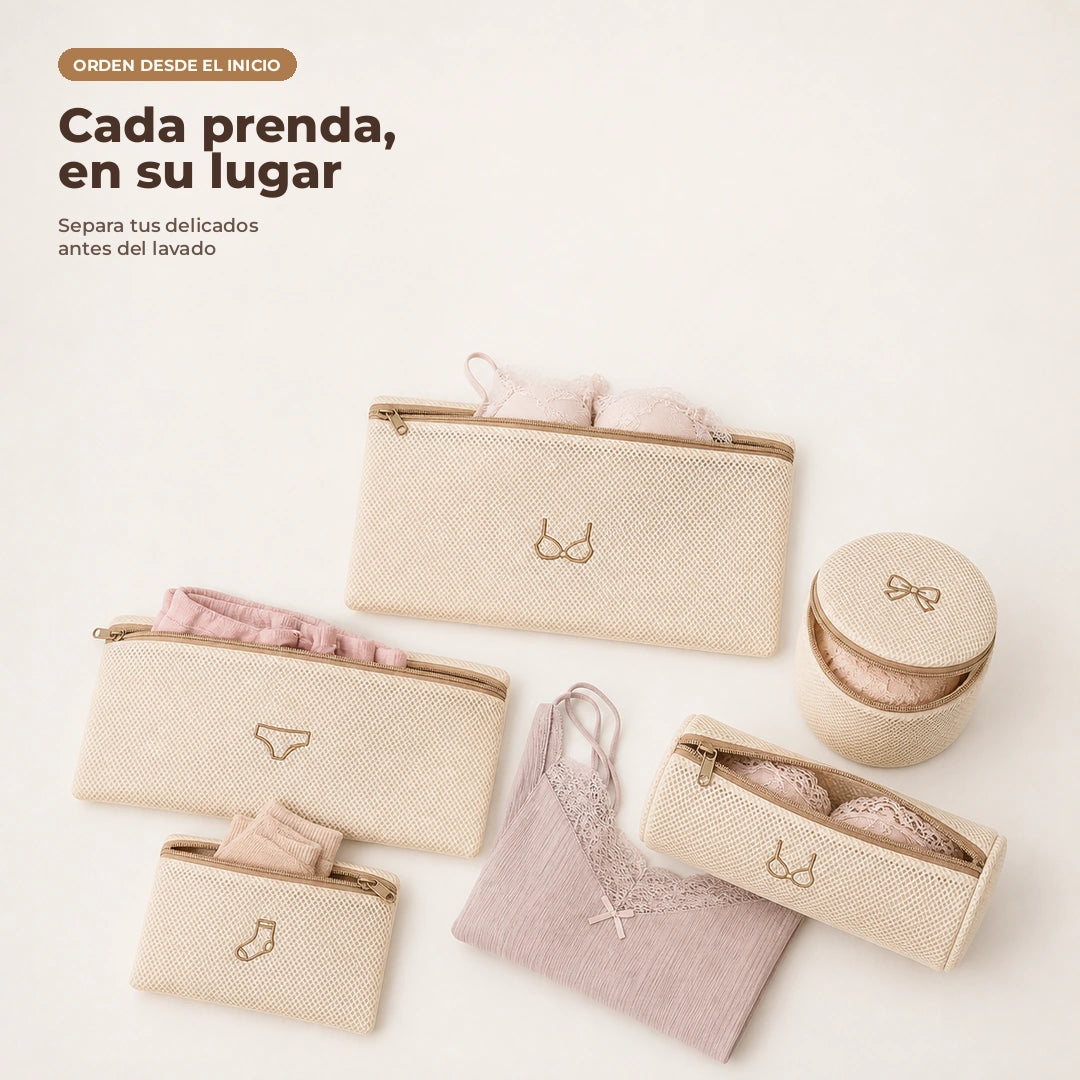 Prendas organizadas por tipo en bolsas de malla para lavandería